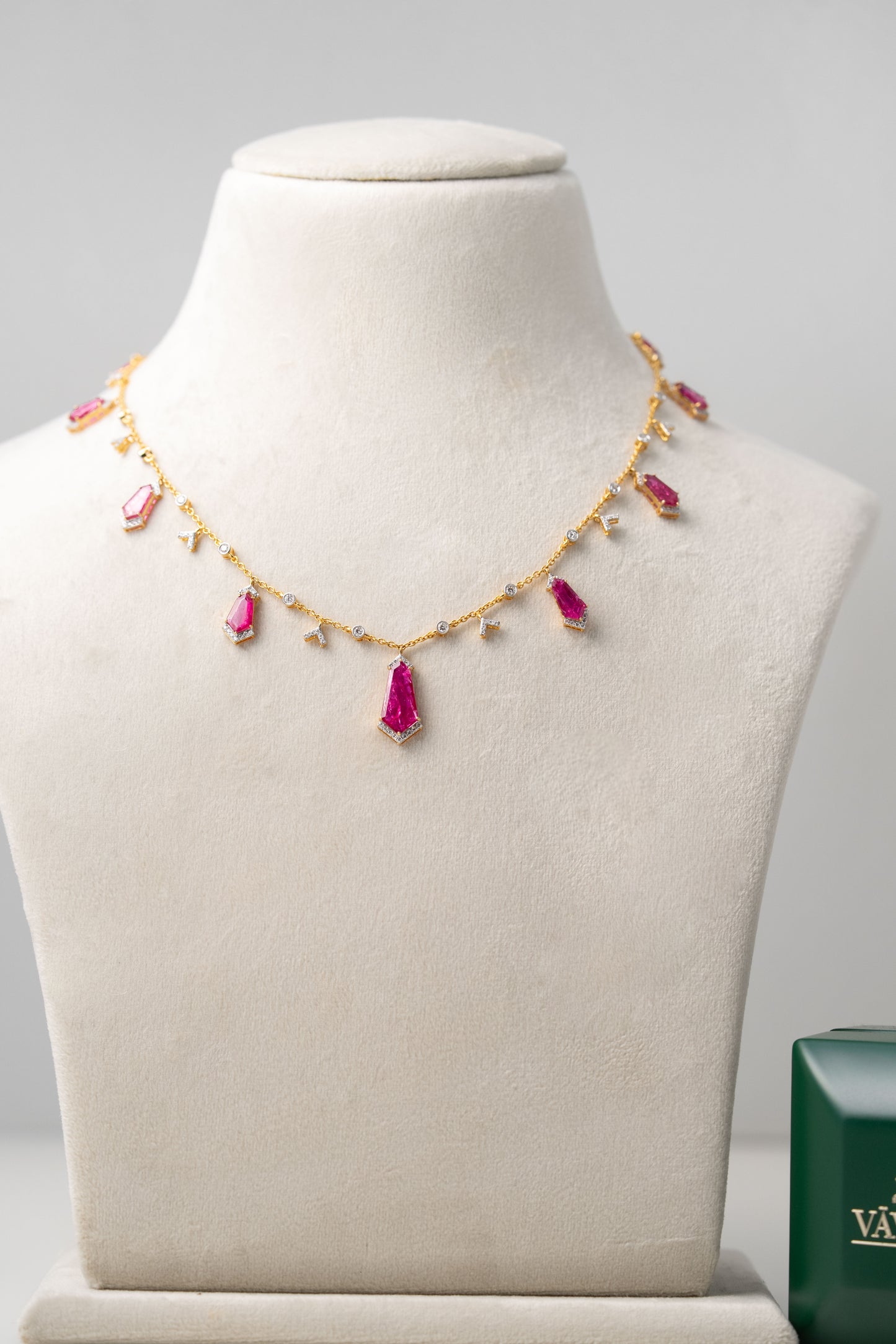 Emerald and diamond Necklace