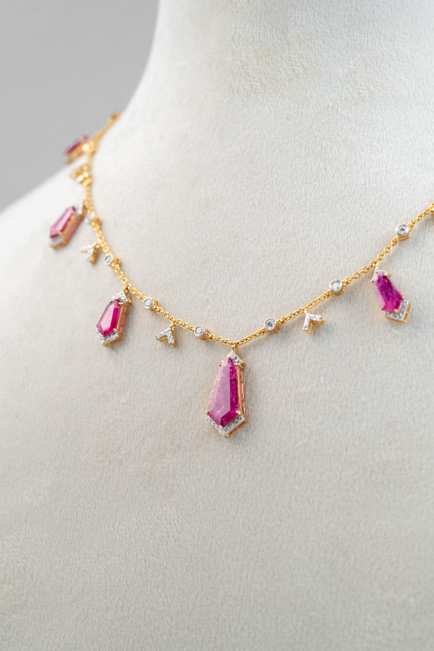 Emerald and diamond Necklace